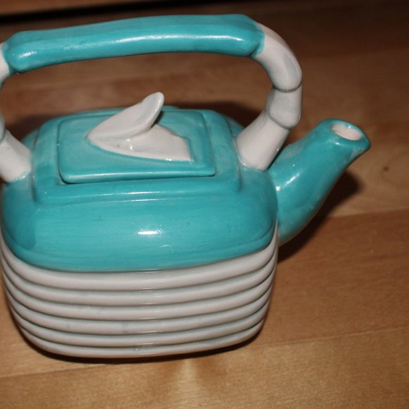A vintage retro teapot - Picture 6 of 10